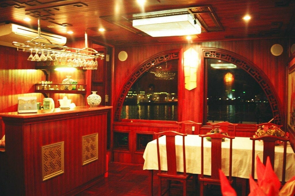 Dining_room_on_Lagoon_Explore_Junk