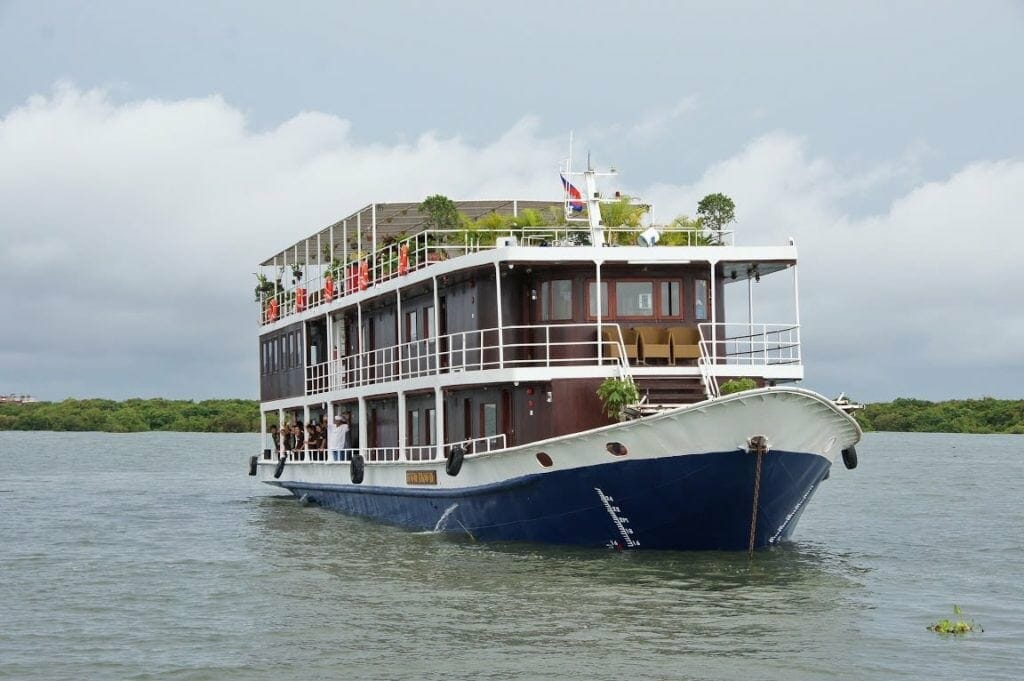 PHNOM PENH CRUISE TOUR TO SIEMREAP WITH TOUM TIOU II