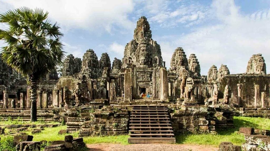 Cambodia Tour from Phnom Penh via Kompong Thom to Siemreap, Angkor Wat