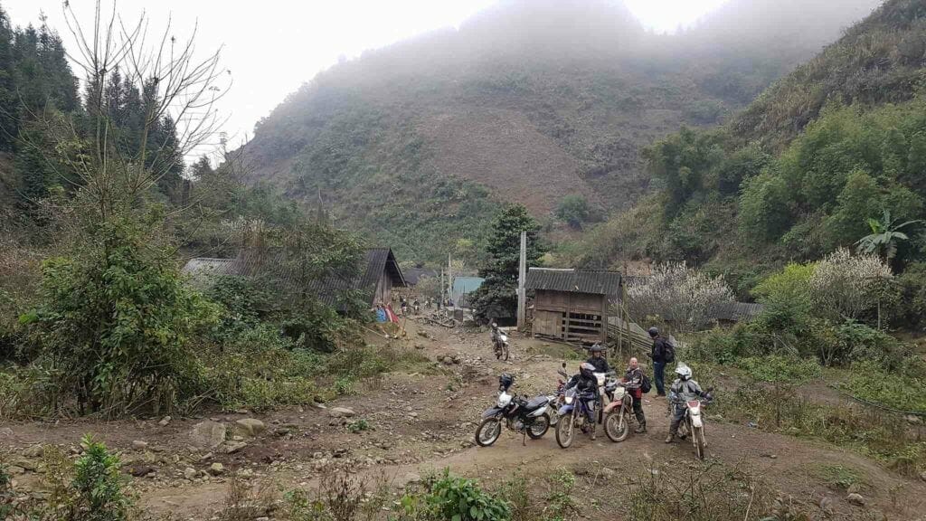 AWESOME SAPA DIRT MOTORBIKE LOOP TOUR VIA SIN HO - LAI CHAU - 2 DAYS AWESOME SAPA DIRT MOTORBIKE LOOP TOUR VIA SIN HO - LAI CHAU - 2 DAYS