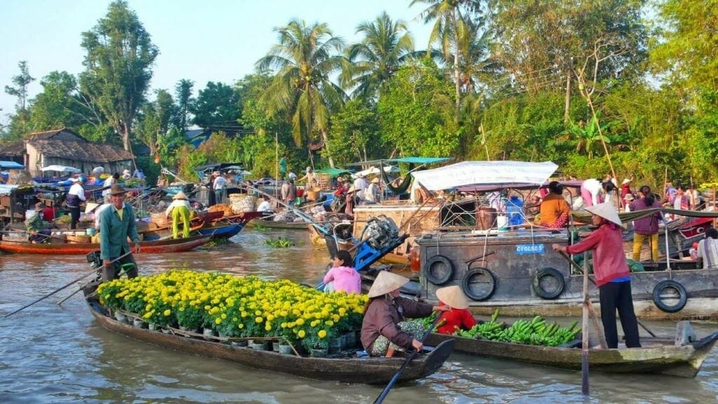Cai be floating market