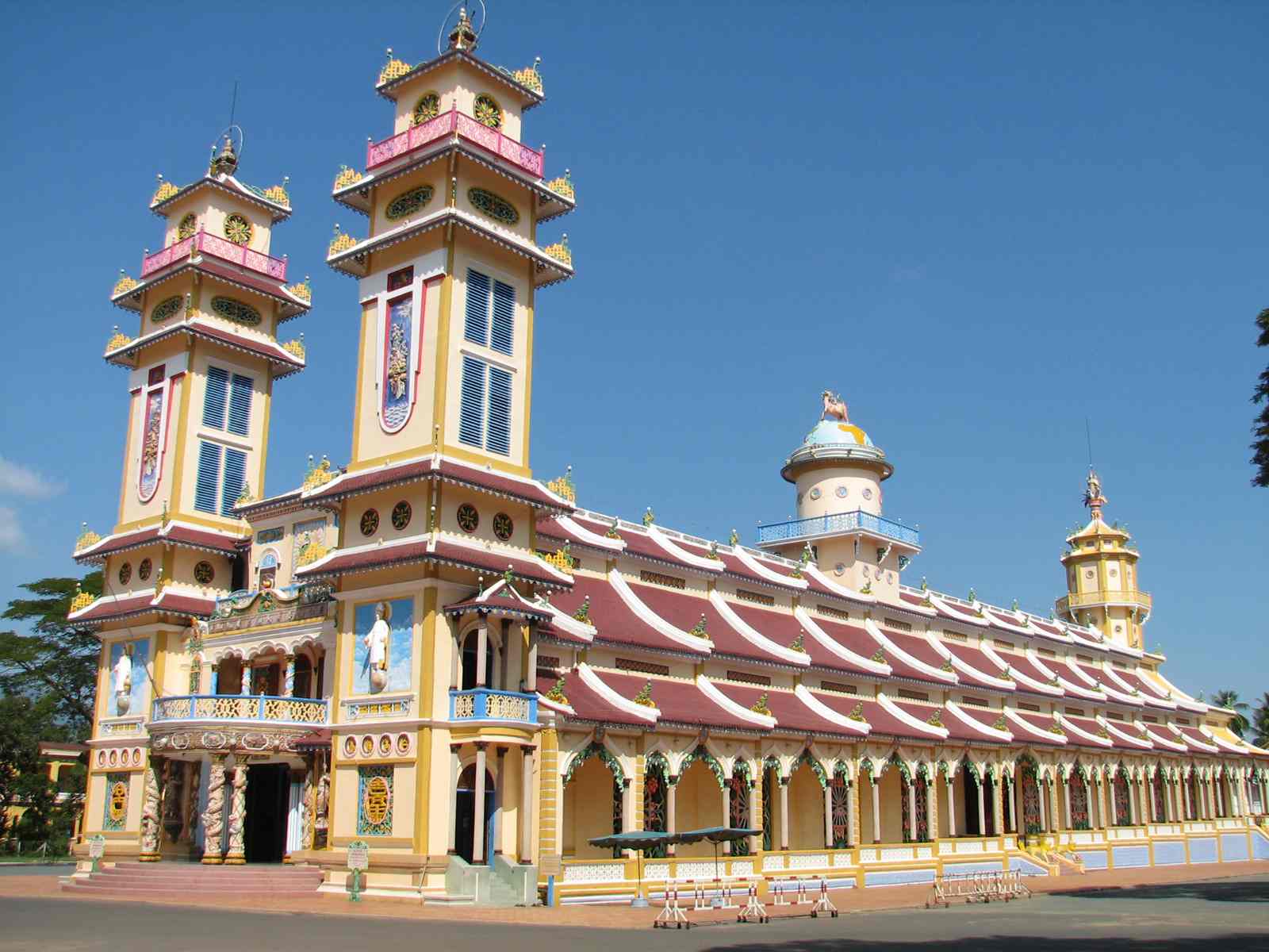 TREMENDOUS SAIGON DAY TOUR TO CAO DAI TEMPLE AND CU CHI TUNNEL 01 DAY