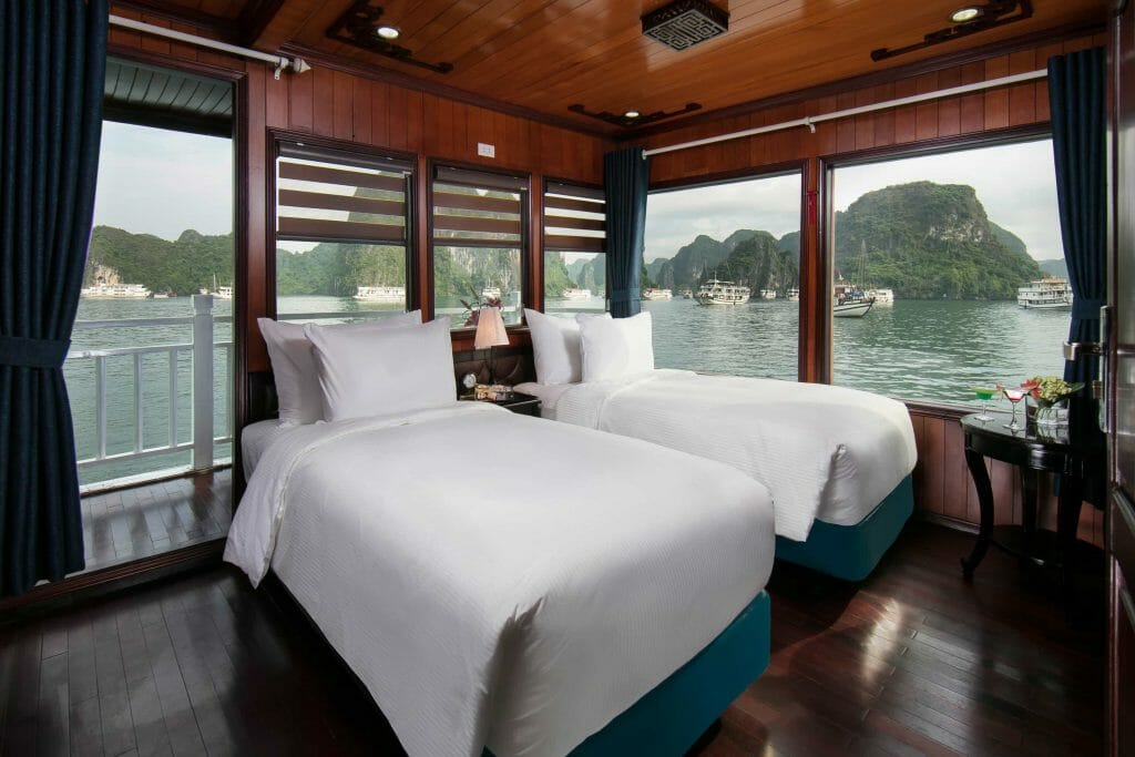 4-DAY SPECIAL PACKAGE TOUR WITH LUXURY FLAMINGO CRUISE 4-DAY SPECIAL PACKAGE TOUR WITH LUXURY FLAMINGO CRUISE
